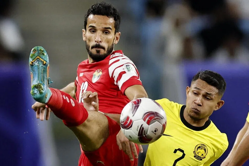 BERENTAP: Pemain Jordan, Mahmoud Al Mardi (jersi merah), berentap bersama Faisal Halim dari Malaysia dalam aksi pembukaan Piala Asia 2024 Kumpulan E. 