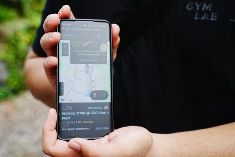 Program digital ‘Jejak Berjalan@CDC’ mendorong rakyat Singapura untuk kekal aktif, meneroka kawasan sekitar, serta mengeratkan hubungan dengan keluarga dan rakan, sambil meraih ganjaran.