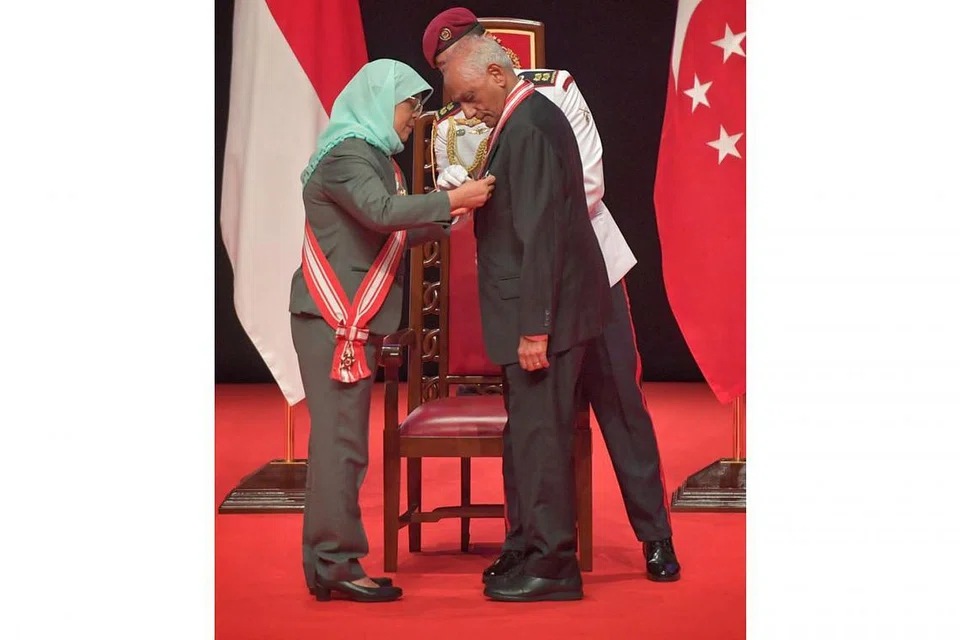 (Gambar atas), Encik Pillay mengungguli senarai penerima dengan meraih anugerah Darjah Utama Temasek (Dengan Kepujian). - Foto BH oleh ARIFFIN JAMAR