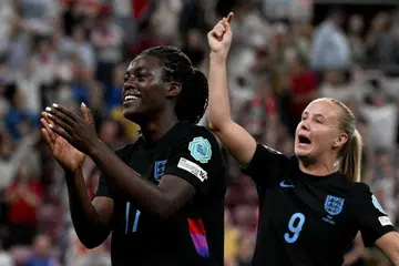 Penyerang England Michelle Agyemang (kiri) dan Beth Mead meraikan kemenangan England selepas menewaskan Italy.