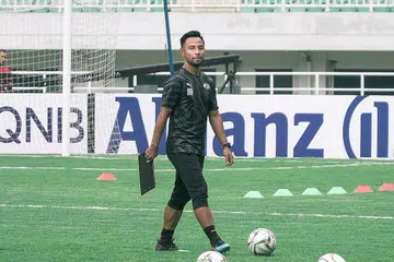 PERTEMUAN PENTING: Jurulatih Warriors, Azlan Alipah mahu para pemainnya terus menunjukkan persembahan cemerlang dan berharap dapat melakukan satu kejutan lagi apabila menentang Home malam ini sementara jurulatih Home, Noh Rahman (atas) tidak mahu pemainnya mengambil sikap sambil lewa. - Foto-foto FACEBOOK, AIA SPL