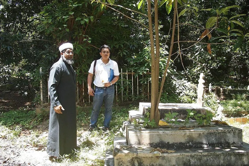 MENZIARAHI KUBUR TOKOH ISLAM TERDAHULU: Penulis (kanan) bersama Shaikh Fasihullah Shah Muhamed Siddique, yang pernah menjadi pedagang intan, dan kini seorang pemimpin kumpulan tarekat, menziarahi kubur tokoh-tokoh agama di Kubur Kassim@Siglap. - Foto oleh SALLEH SARIMAN