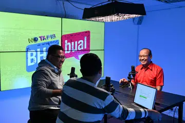 Semasa podcast Berita Harian (BH), NoTapis BHerbual, Pengerusi Parti Kemajuan Singapura (PSP), Encik Abas Kasmani (kanan), mendedahkan parti itu akan memberi ruang kepada lebih ramai bakat muda untuk tampil. Ini selain penubuhan akademi bagi melatih sukarelawan, anggota dan calon baru yang bakal bertanding dalam Pilihan Raya Umum (GE) akan datang. Beliau diapit Koresponden BH, Encik Anwar Saleh (kiri) dan wartawan BH, Encik Muhaimin Suzaini.
