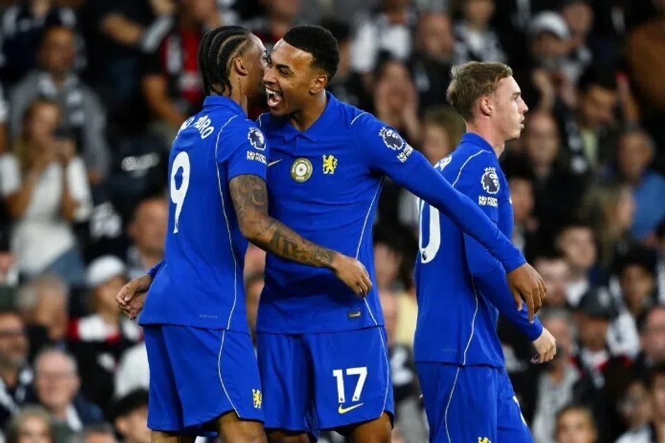 Penyerang Chelsea, Joao Pedro (kiri) meraikan jaringan gol pertama pasukannya bersama pemain tengah Morgan Rogers (tengah)  dan Cole Palmer (kanan) pada 24 Ogos.