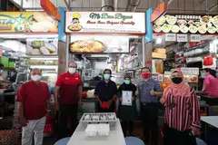 TERKEJUT TERIMA PENGHARGAAN: Pertama kali pengendali 'Mr Dum Briyani', pasangan suami isteri Encik Abddul Rauf (tiga dari kiri) dan Cik Masitah Mohamad (empat dari kiri) menerima penghargaan untuk beriani mereka. Bersama mereka (dari kiri) Encik Bernard Thia, Pengerusi Persatuan Peniaga West Coast Drive, Encik S Iswaran, Dr Fredrick Yap, Presiden IBF dan Cik Nor Suhir, ketua duta makanan IBF. - Foto BM oleh TIMOTHY DAVID