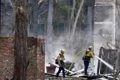 Presiden Joe Biden menyatakan sekitar 400 anggota bomba persekutuan serta 30 pesawat pemadam api dan helikopter dikerah bagi membantu memadamkan kebakaran di Los Angeles.
