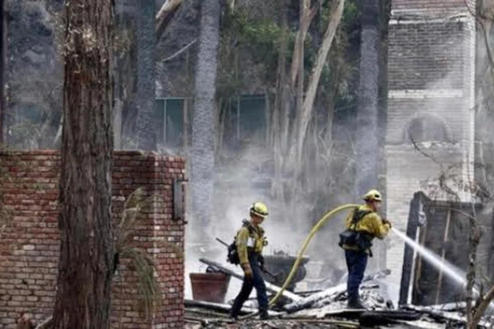 Presiden Joe Biden menyatakan sekitar 400 anggota bomba persekutuan serta 30 pesawat pemadam api dan helikopter dikerah bagi membantu memadamkan kebakaran di Los Angeles.