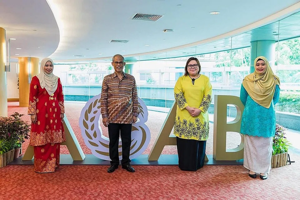 DINOBAT GURU 'ARIF BUDIMAN': Encik Masagos bergambar dengan penerima Anugerah Guru Arif Budiman 2020 (dari kiri) Cik Elna Hussin, Cik Siti Rohani Hanim Selamat dan Cik Nur Syahirah Sa'adon semalam. - Foto MLLPC