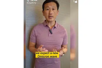 GESA AMBIL SUNTIKAN: Menteri Kesihatan, Encik Ong Ye Kung, menggesa warga emas agar mengambil suntikan penggalak dalam satu video di TikTok beliau. - Foto TIKTOK ONG YE KUNG