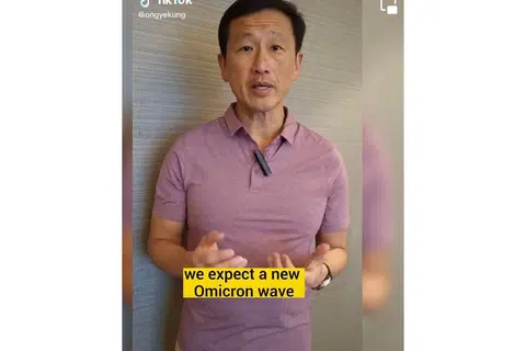 GESA AMBIL SUNTIKAN: Menteri Kesihatan, Encik Ong Ye Kung, menggesa warga emas agar mengambil suntikan penggalak dalam satu video di TikTok beliau. - Foto TIKTOK ONG YE KUNG
