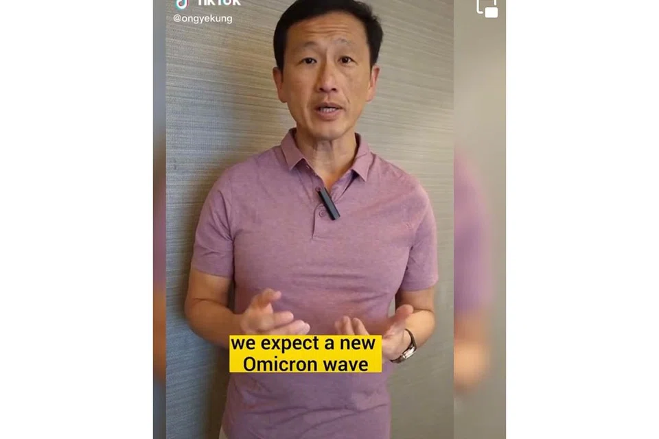 GESA AMBIL SUNTIKAN: Menteri Kesihatan, Encik Ong Ye Kung, menggesa warga emas agar mengambil suntikan penggalak dalam satu video di TikTok beliau. - Foto TIKTOK ONG YE KUNG