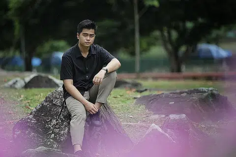 LEBIH YAKIN KETENGAH BAKAT: Daripada pemuda pendiam, Nifail Adib, pelajari cara meyakini kebolehannya dalam bidang nyanyian dan bakal mengeluarkan lagu baru dengan bimbingan bakat seni Singapura, Imran Ajmain. - Foto BH oleh GIN TAY
