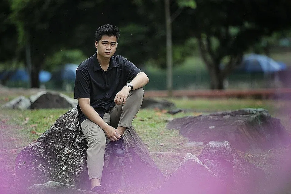 LEBIH YAKIN KETENGAH BAKAT: Daripada pemuda pendiam, Nifail Adib, pelajari cara meyakini kebolehannya dalam bidang nyanyian dan bakal mengeluarkan lagu baru dengan bimbingan bakat seni Singapura, Imran Ajmain. - Foto BH oleh GIN TAY