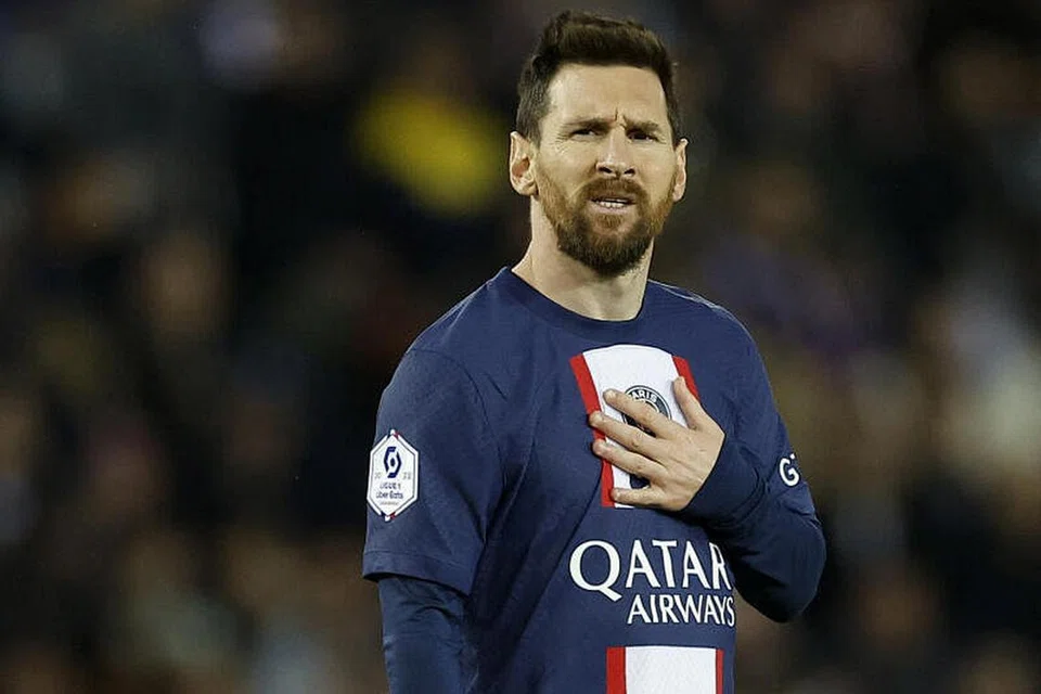 Pengumuman nama Messi sebelum sepak mula mengundang tepukan serta cemuhan daripada penyokong, susulan penggantungannya kerana membuat lawatan ke Arab Saudi tanpa kebenaran kelab.