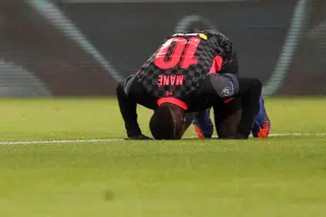 MANE RAIKAN GOL: Bintang Liverpool Sadio Mane meraikan goal kedua Liverpool yang dijaringkannya dalam perlawanan menentang RB Leipzig awal pagi semalam di Budapest. - Foto REUTERS 