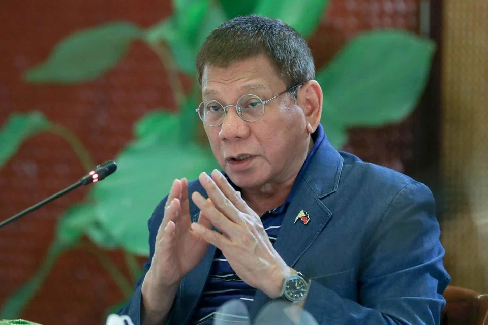 PRESIDEN BELUM DISUNTIK: Meskipun Presiden Rodrigo Duterte sendiri belum diberi suntikan vaksin, beberapa anggota tentera yang ditugaskan sebagai pengawal peribadinya sudah diberi suntikan vaksin Covid-19 yang belum diluluskan pihak berkuasa Filipina. - Foto EPA-EFE