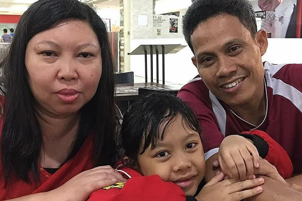 SERONOK BERSAMA KELUARGA: Encik Amin Kadir (kanan) bersama isteri Norsidah Mohamad Nasir dan anak Melor. - Foto Ihsan AMIN KADIR
