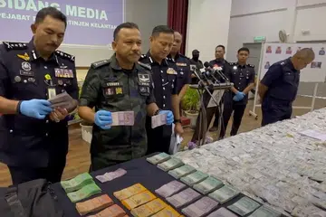 Ketua Polis Kelantan, Datuk Mohd Yusoff Mamat (dua dari kiri), bersama pegawainya menunjukkan barangan rampasan daripada sepasang kekasih yang dipercayai menjadi dalang rompakan sebuah premis pajak gadai dengan melarikan barang kemas bernilai RM5.7 juta di Kota Bharu, Kelantan. 