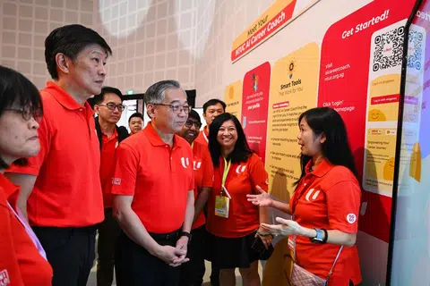 Timbalan Perdana Menteri Encik Gan Kim Yong (empat dari kiri), dan Setiausaha Agung Kongres Kesatuan Sekerja Kebangsaan (NTUC), Encik Ng Chee Meng (dua dari kiri), diberi taklimat tentang alat bimbing kerjaya semasa Persidangan Perwakilan Biasa (ODC) NTUC 2025 yang diadakan di D’Marquee, Downtown East, pada 13 November.