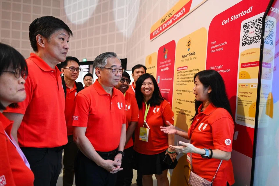 Timbalan Perdana Menteri Encik Gan Kim Yong (empat dari kiri), dan Setiausaha Agung Kongres Kesatuan Sekerja Kebangsaan (NTUC), Encik Ng Chee Meng (dua dari kiri), diberi taklimat tentang alat bimbing kerjaya semasa Persidangan Perwakilan Biasa (ODC) NTUC 2025 yang diadakan di D’Marquee, Downtown East, pada 13 November.