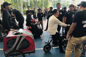 SUMBANG SEMULA: Dr Maliki (gambar atas) bersama beberapa pengguna PMD yang terlibat dalam projek menghantar barang makanan kepada golongan memerlukan di sekitar Bedok, Changi-Simei, Kampong Chai Chee, Siglap dan Fengshan sempena Ramadan yang lalu. - Foto PA 