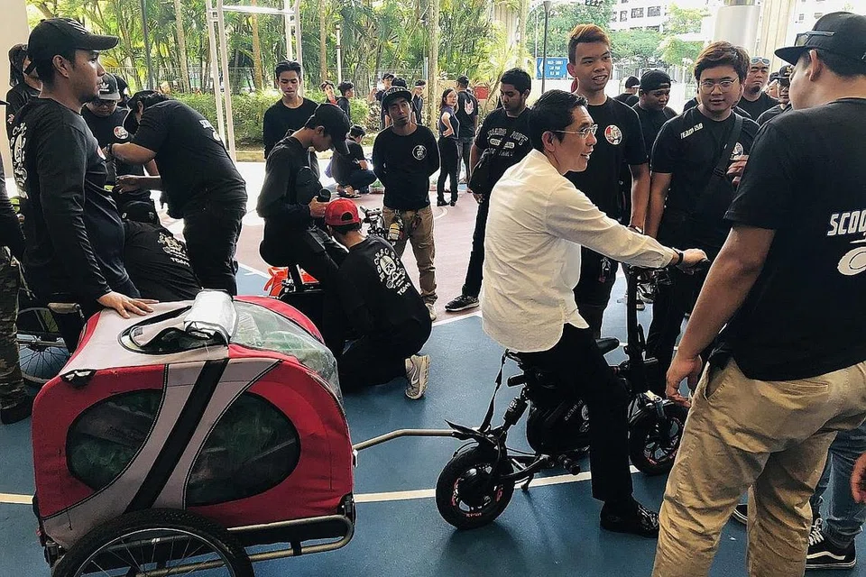 SUMBANG SEMULA: Dr Maliki (gambar atas) bersama beberapa pengguna PMD yang terlibat dalam projek menghantar barang makanan kepada golongan memerlukan di sekitar Bedok, Changi-Simei, Kampong Chai Chee, Siglap dan Fengshan sempena Ramadan yang lalu. - Foto PA 