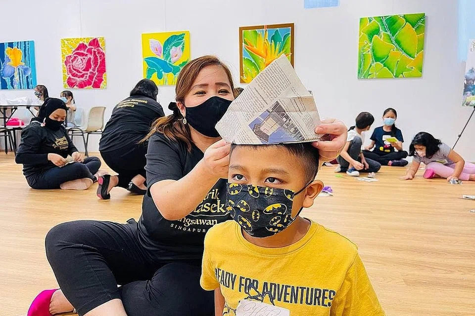 KONGSI RUANG: Aktivis Anggerik Temasek Bangsawan, Cik Tanty Yushida, mengendalikan kegiatan pengenalan kostum bangsawan di ruang balai seni Kamal Arts. - Foto ANGGERIK TEMASEK BANGSAWAN