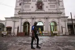 SERANGAN DI SRI LANKA: Seorang askar berjalan di hadapan St. Anthony's Shrine di Colombo pada 26 April menyusuli beberapa serangan bom di beberapa gereja dan hotel mewah di Sri Lanka pada Hari Easter baru-baru ini.