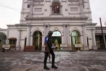 SERANGAN DI SRI LANKA: Seorang askar berjalan di hadapan St. Anthony's Shrine di Colombo pada 26 April menyusuli beberapa serangan bom di beberapa gereja dan hotel mewah di Sri Lanka pada Hari Easter baru-baru ini.