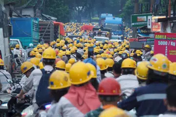 NAHAS DI TEMPAT KERJA: Pekerja syarikat nikel PT. Indonesia Morowali Industrial Park (IMIP) pulang ke rumah selepas bekerja di relau pelaburan nikel milik Indonesia Tsingshan Stainless Steel (ITSS) di Pulau Sulawesi yang terbakar pada 24 Disember.
