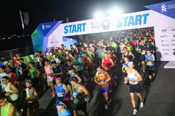 Para pelari memulakan perlumbaan dalam acara Maraton Standard Chartered Singapura (SCSM) pada 1 Disember 2024. 