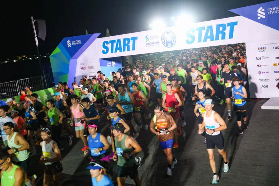 Para pelari memulakan perlumbaan dalam acara Maraton Standard Chartered Singapura (SCSM) pada 1 Disember 2024. 