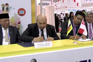 GABUNG TENAGA: (Dua dari kanan) Encik Fadzuli dan Haji Rushdi (dua dari kiri) menandatangani memorandum persefahaman (MOU) sambil diperhatikan Dr Yaacob Ibrahim (kanan) serta Pehin Orang Kaya Hamzah Pahlawan Dato Seri Setia Awang (kiri). - Foto-foto ihsan ISLAMICEVENTS.SG