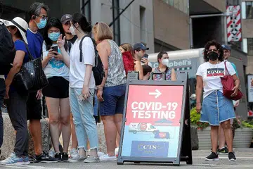 ULANGI GESAAN DAPATKAN SUNTIKAN PENGGALAK: Orang ramai beratur di sebuah van ujian Covid-19 bergerak di New York City. Pakar penyakit berjangkit Amerika, Dr Anthony Fauci, berkata beliau percaya vaksin sedia ada berupaya "memberi perlindungan daripada jangkitan buruk Covid", dan pegawai Amerika mengulangi saranan mereka agar penduduk negara itu mendapatkan suntikan penggalak. - Foto REUTERS