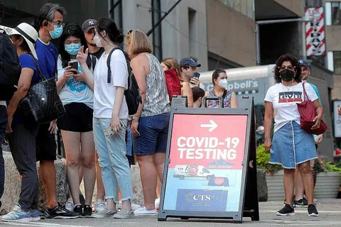 ULANGI GESAAN DAPATKAN SUNTIKAN PENGGALAK: Orang ramai beratur di sebuah van ujian Covid-19 bergerak di New York City. Pakar penyakit berjangkit Amerika, Dr Anthony Fauci, berkata beliau percaya vaksin sedia ada berupaya "memberi perlindungan daripada jangkitan buruk Covid", dan pegawai Amerika mengulangi saranan mereka agar penduduk negara itu mendapatkan suntikan penggalak. - Foto REUTERS