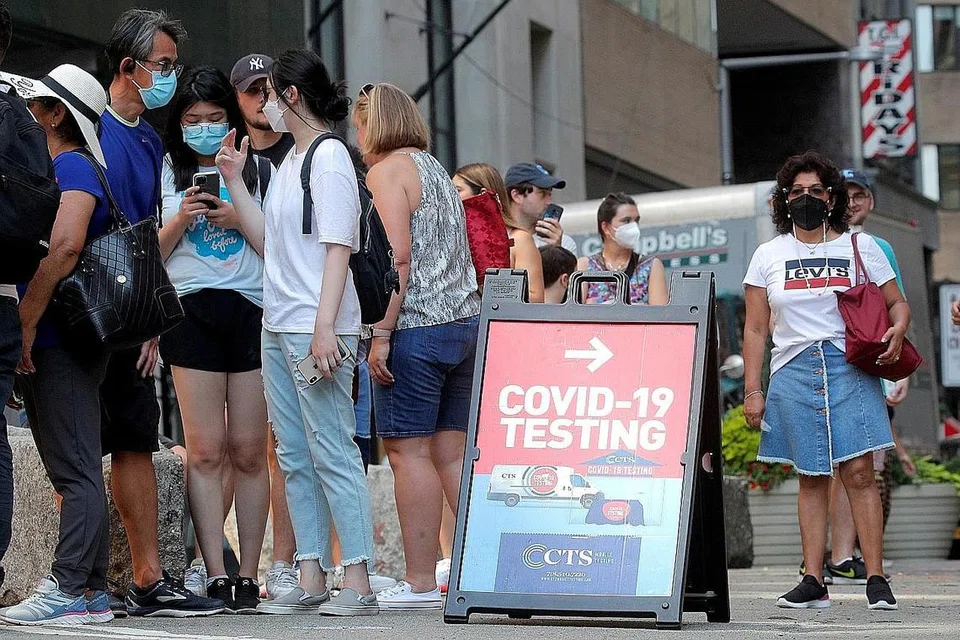 ULANGI GESAAN DAPATKAN SUNTIKAN PENGGALAK: Orang ramai beratur di sebuah van ujian Covid-19 bergerak di New York City. Pakar penyakit berjangkit Amerika, Dr Anthony Fauci, berkata beliau percaya vaksin sedia ada berupaya "memberi perlindungan daripada jangkitan buruk Covid", dan pegawai Amerika mengulangi saranan mereka agar penduduk negara itu mendapatkan suntikan penggalak. - Foto REUTERS