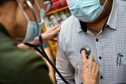 Menurut Kementerian Kesihatan (MOH), pegawai kesihatan yang salah laku juga akan dirujuk kepada badan pemerhati profesional masing-masing untuk tindakan lanjut.