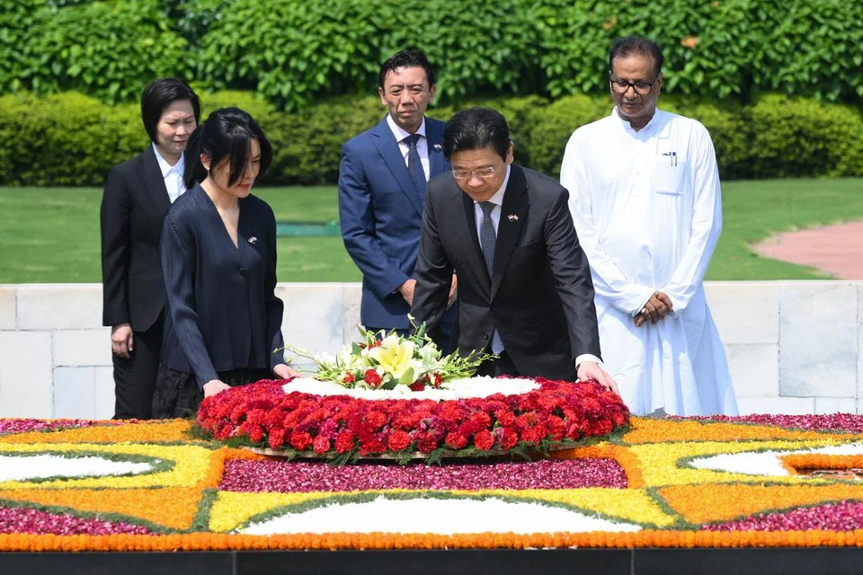 Perdana Menteri, Encik Lawrence Wong (dua dari kanan), dan isterinya, Cik Loo Tze Lui (dua dari kiri), memberi penghormatan kepada pahlawan kemerdekaan India, Mahatma Gandhi, di New Delhi, pada 3 September 2025. Turut hadir ialah Pemangku Menteri Pengangkutan, Encik Jeffrey Siow (tengah); Menteri Negara (Ehwal Luar merangkap Perdagangan dan Perusahaan), Cik Gan Siow Huang (kiri); serta setiausaha Jawatankuasa Tugu Peringatan Rajghat Samadhi, Encik Rajnish Kumar.