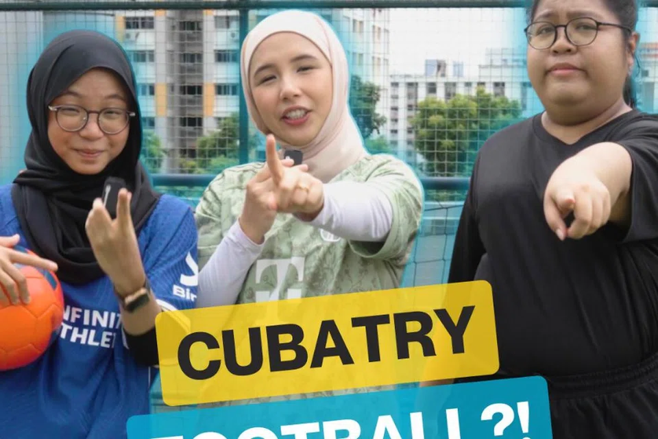 (Dari kiri) Raja Nurul Huda Raja Ahmad; Cik Kaiyishah Ayuni dan Cik Nur Sabrina Masri, mencuba bermain bola sempena musim perlawanan Euro 2024.