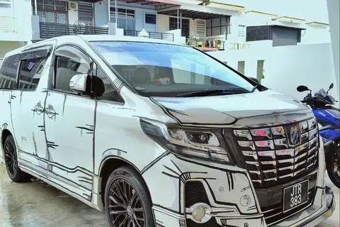 Kereta Alphard milik Cik Nabihah.