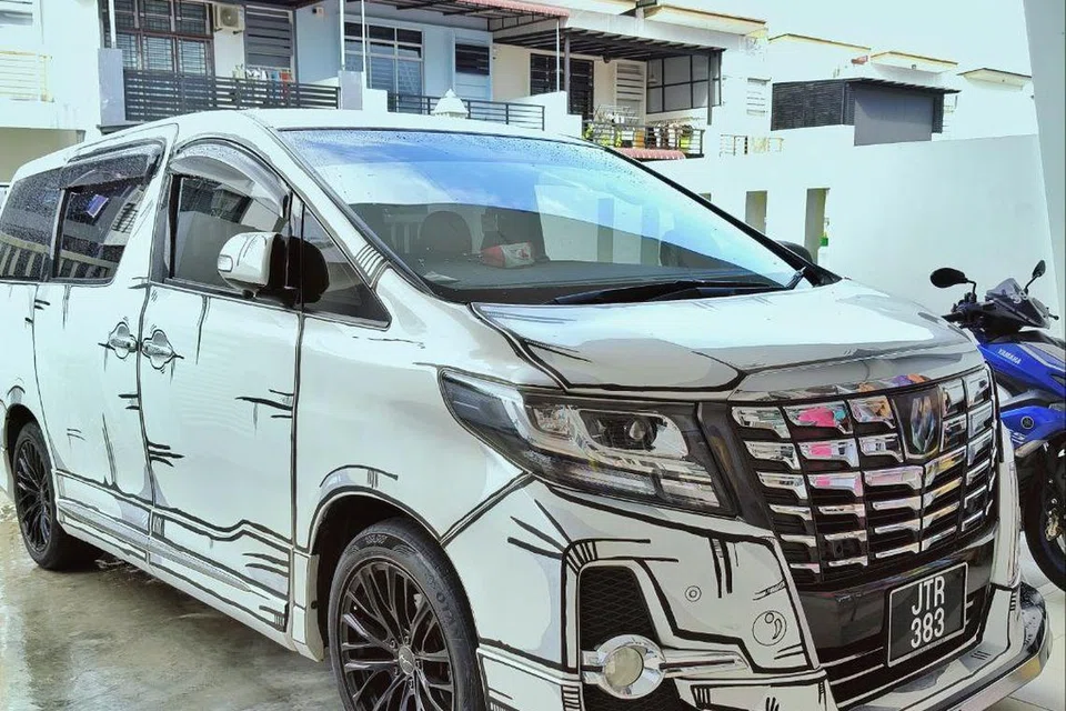 Kereta Alphard milik Cik Nabihah.