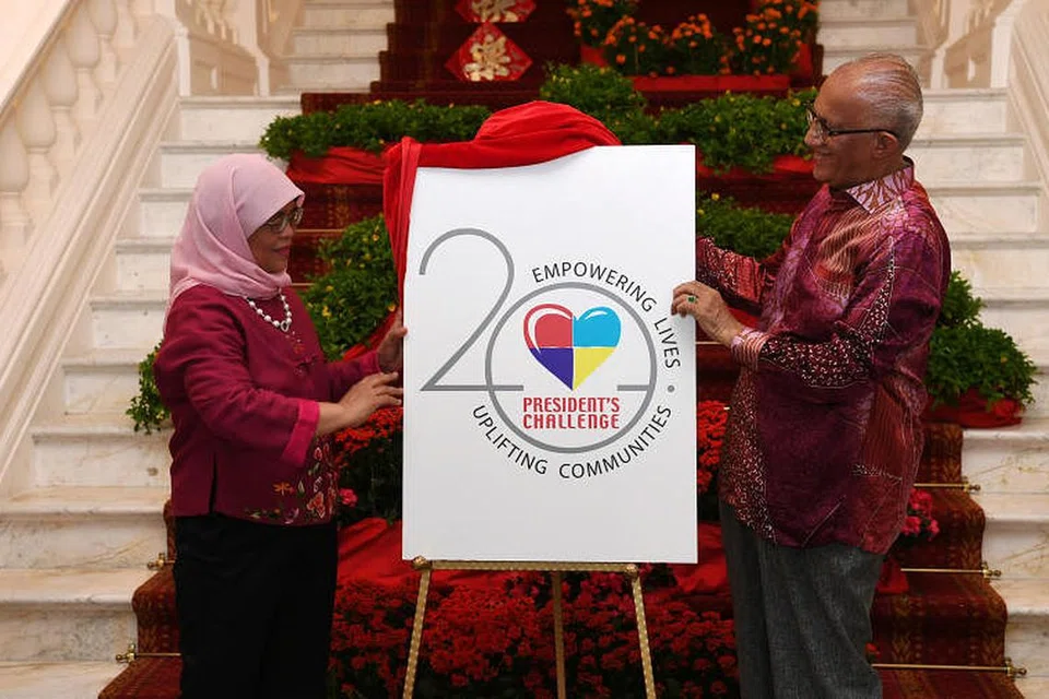 Presiden Halimah Yacob dan suaminya, Encik Mohamed Abdullah Al-Habshee, melancarkan logo dan visi baru bagi Cabaran Presiden semasa rumah terbuka Istana sempena Tahun Baru Cina pada 26 Januari 2020. FOTO: THE STRAITS TIMES