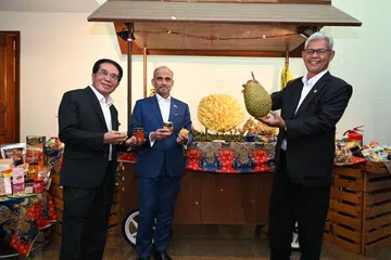(Dari kiri) Pengarah urusan MegaXpress International, Encik Hamzah Abdullah; Pesuruhjaya Tinggi Malaysia, Datuk Dr Azfar Mohamad Mustafar; dan pengerusi Lembaga Pemasaran Pertanian Persekutuan (Fama), Encik Aminuddin Zulkipli, bergambar bersama buah-buahan yang bakal ditampilkan di Festival Malaysia 2024.