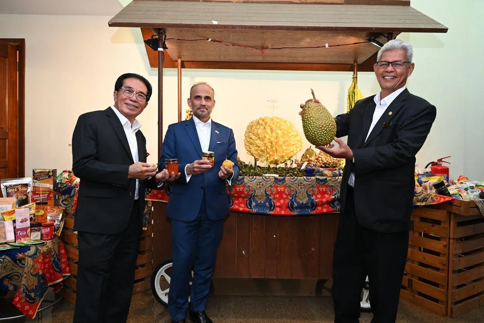 (Dari kiri) Pengarah urusan MegaXpress International, Encik Hamzah Abdullah; Pesuruhjaya Tinggi Malaysia, Datuk Dr Azfar Mohamad Mustafar; dan pengerusi Lembaga Pemasaran Pertanian Persekutuan (Fama), Encik Aminuddin Zulkipli, bergambar bersama buah-buahan yang bakal ditampilkan di Festival Malaysia 2024.
