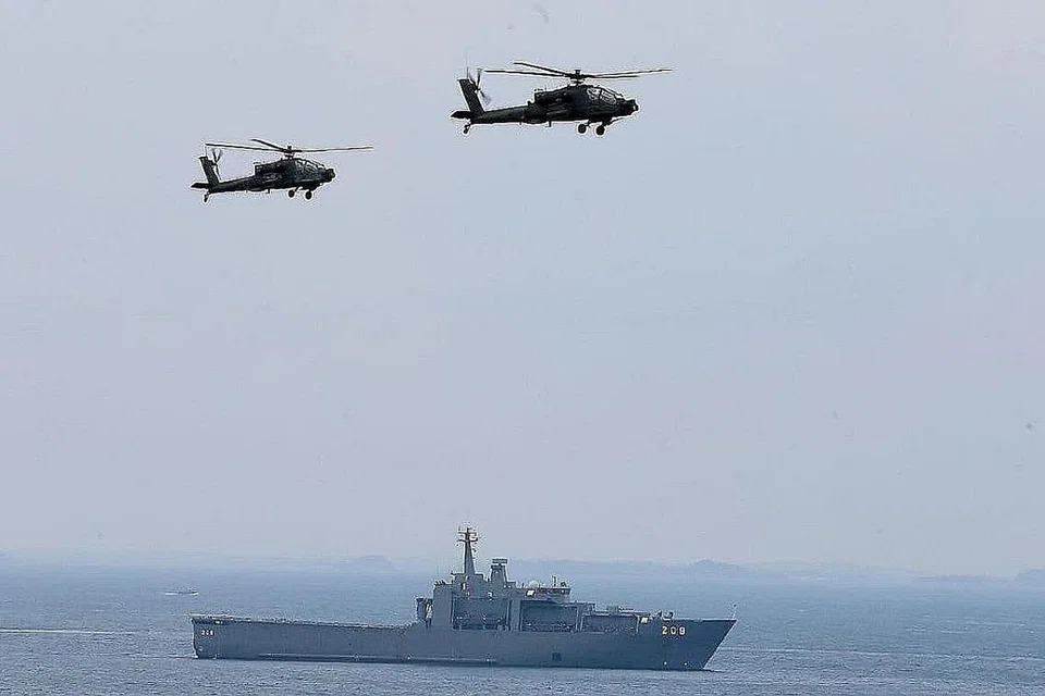 MENJAGA KESELAMATAN: Kapal Angkatan Laut Singapura dan helikopter Angkatan Udara Singapura meronda perairan di sekitar pulau Sentosa semasa sidang puncak antara Presiden Donald Trump dan pemimpin Korea Utara Kim Jong Un. - Foto MINDEF/REUTERS 