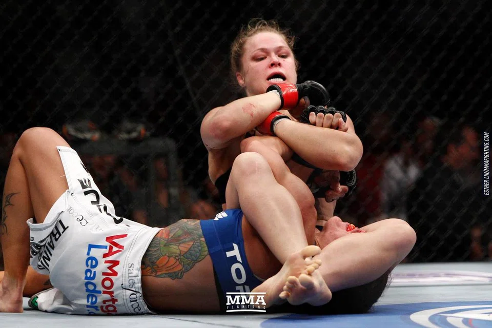 Semasa kerjaya yang meliputi 14 pertarungan  seni bela diri campuran (MMA), Ronda Rousey memenangi sembilan perlawanan dengan mengunci lengan lawan menggunakan kakinya, atau armbar, hingga pengadil menghentikan perlawanan, dan 11 kemenangan dicapai dalam pusingan pertama. 