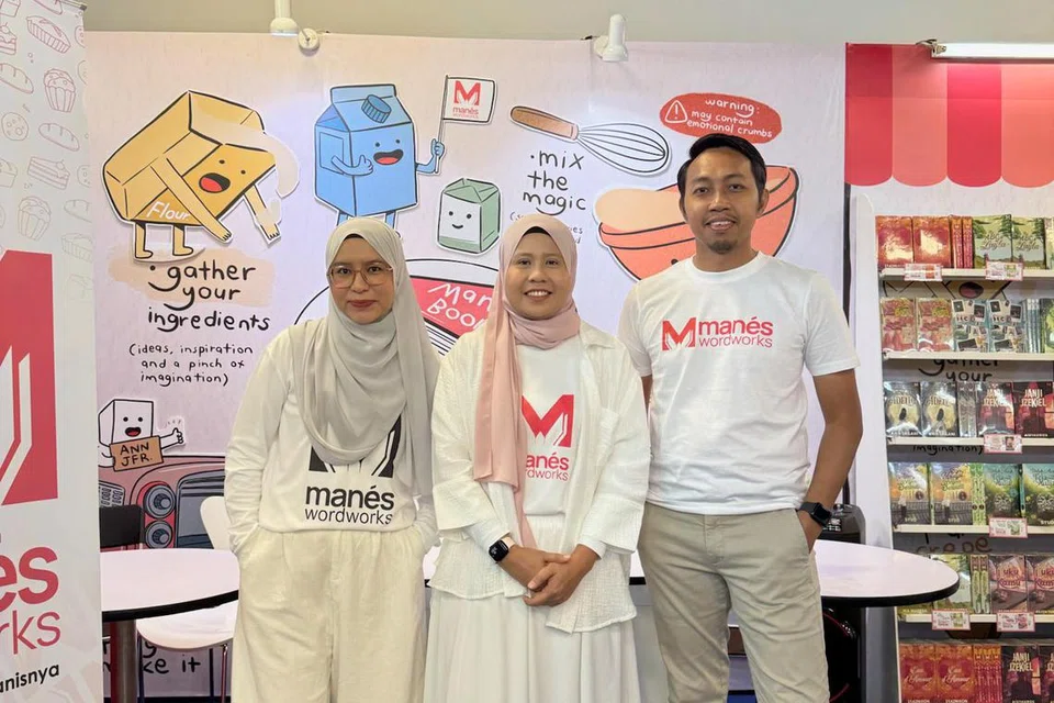 Cik Munirah Jaafar, Cik Saidatul Khadijah Mohd Farudz,  Farees Saharudin 