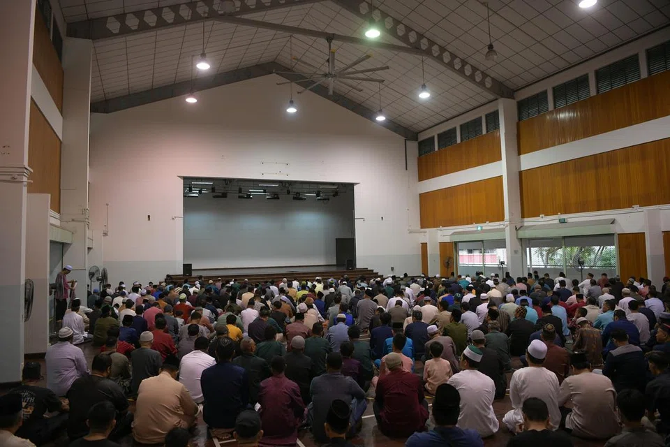 DEWAN SEMENTARA CERMIN KEISTIMEWAAN SINGAPURA: Para pemimpin akar umbi berbilang agama di GRC Nee Soon dengan hati terbuka bersetuju menampung separuh daripada sewa bekas bangunan Sekolah Menengah North View yang menempatkan anggota jemaah sementara Masjid Darul Makmur dinaik taraf.