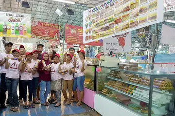 WARNA-WARNI KEK RAYA: Di gerai milik Cik Elina (lima dari kanan), pelbagai jenis kek ditawarkan. Antara pilihan yang mendapat sambutan hangat ialah kek pelangi dan kek Kinder Bueno. - Foto SIX5 PRODUCTIONS LLP