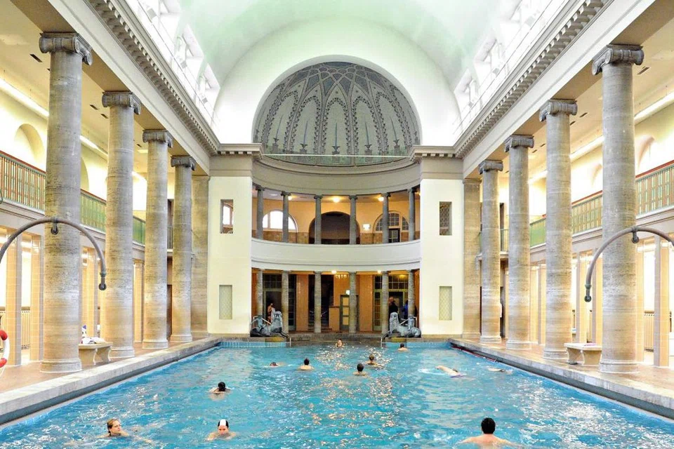RUANG MANDI AWAM: Stadtbad Neukölln ini dibina pada 1914 dan meraih inspirasi daripada ruang mandi awam penduduk Romawi mahupun Russia pada zaman kuno. Setiap Isnin, ia dikhususkan bagi wanita sahaja.